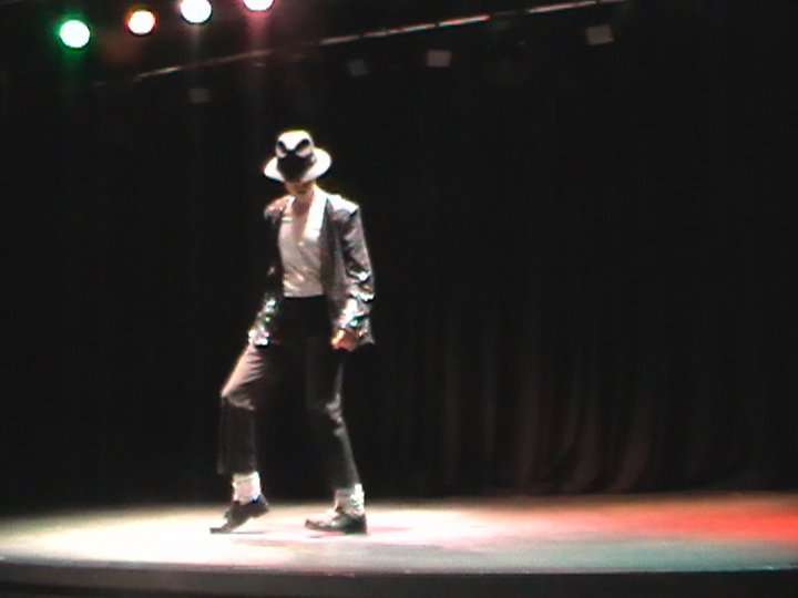 http://www.michaeljacksoncelebrityclothing.com/MJ-Pics/David-Jackson-Michael-Jackson-impersonator/david%20jackson%20mj3.jpg
