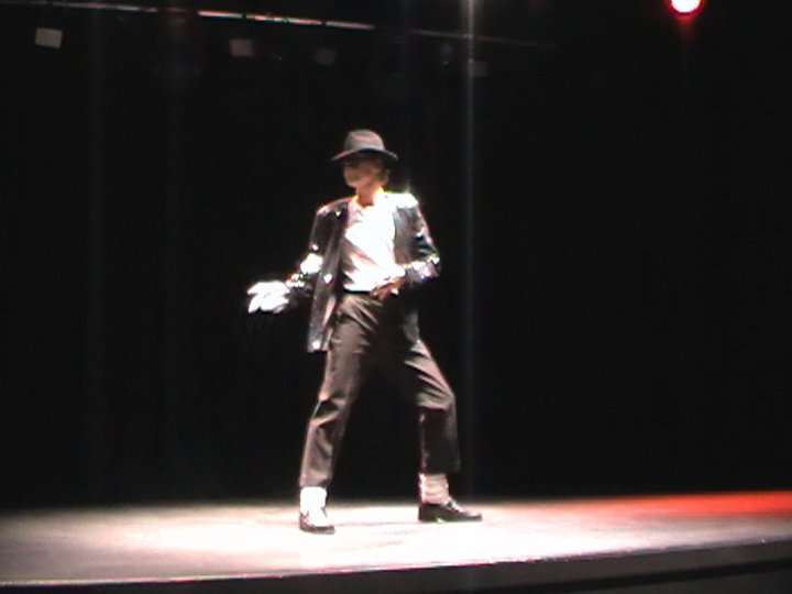 http://www.michaeljacksoncelebrityclothing.com/MJ-Pics/David-Jackson-Michael-Jackson-impersonator/david%20jackson%20mj4.jpg