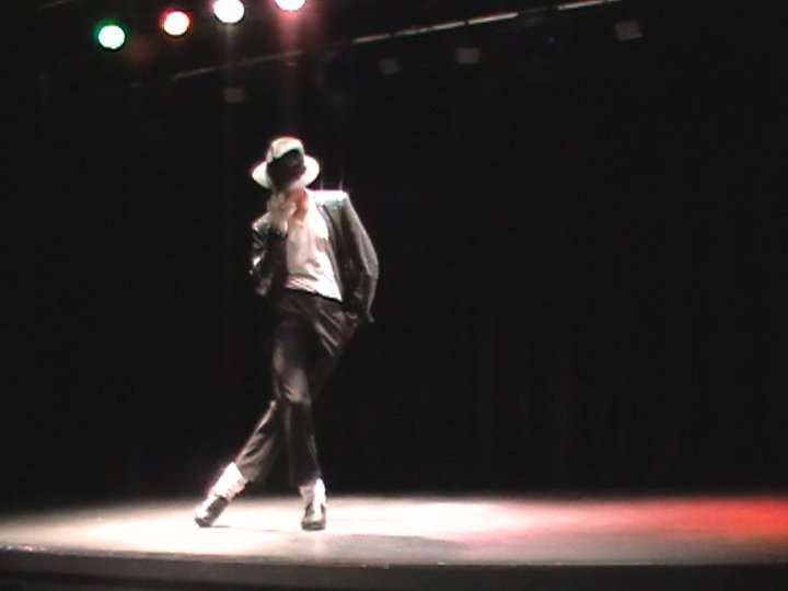 http://www.michaeljacksoncelebrityclothing.com/MJ-Pics/David-Jackson-Michael-Jackson-impersonator/david%20jackson%20mj5.jpg